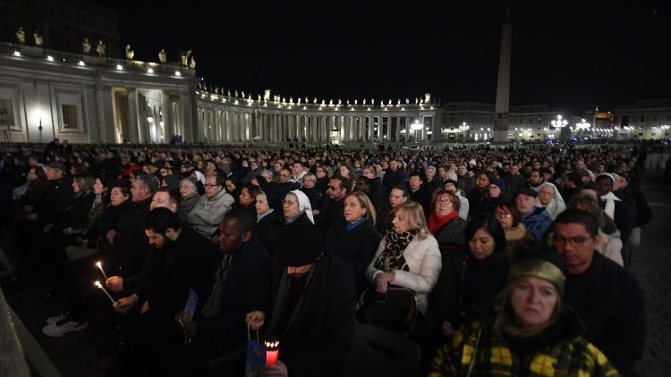 Fieles en la Plaza de San Pedro rezando el Rosario