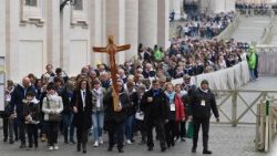 Peregrinos en camino hacia la Puerta Santa de la Basílica de san Pedro