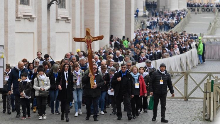 Peregrinos en camino hacia la Puerta Santa de la Basílica de san Pedro
