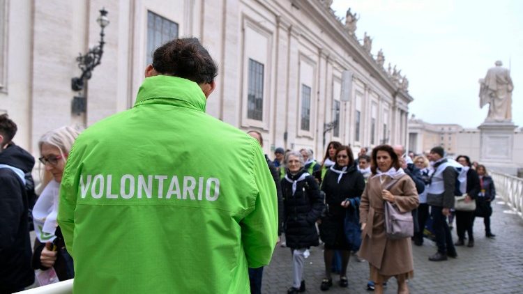 Pellegrini in attesa di passare la Porta Santa della Basilica di San Pietro
