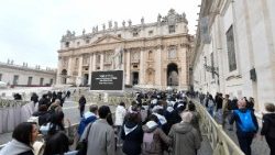 புனிதக் கதவை நோக்கிச் செல்லும் திருப்பயணிகள் 