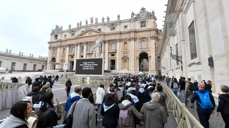 புனிதக் கதவை நோக்கிச் செல்லும் திருப்பயணிகள் 