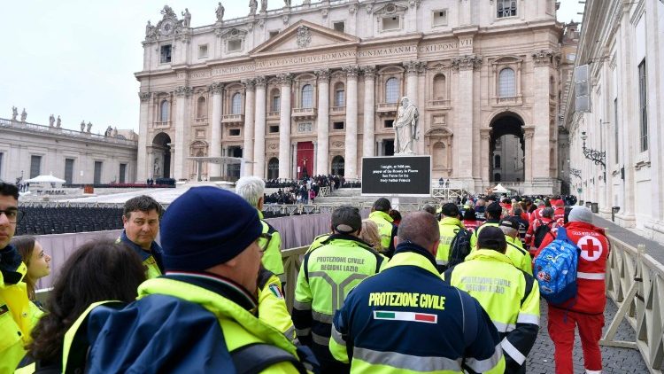 Voluntarios en camino hacia la Puerta Santa