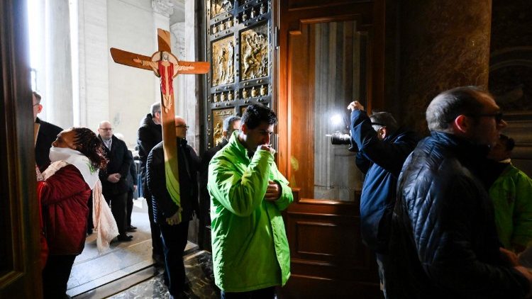 Pielgrzymi przechodzący przez Drzwi Święte w Bazylice Watykańskiej