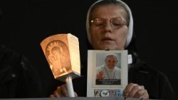 Modlitwa różańcowa na Placu św. Piotra w intencji Papieża 