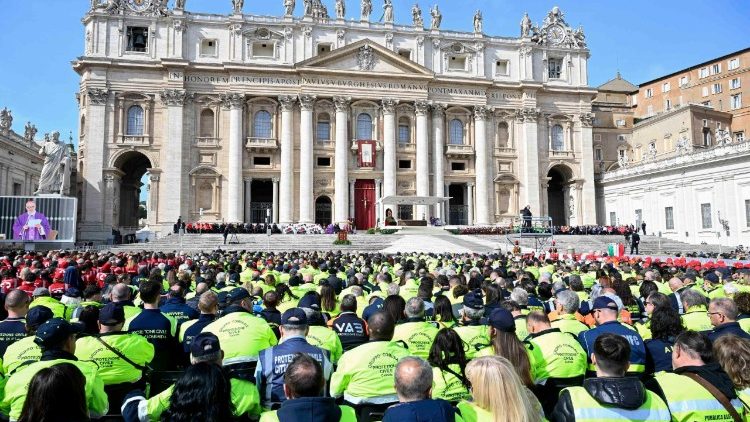 Savanorių jubiliejaus mišios Šv. Petro aikštėje