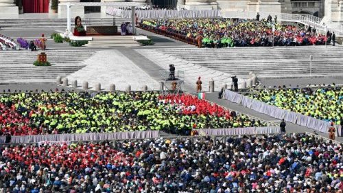 पोप: गरीबी के निर्जनप्रदेश में स्वयंसेवक आशा और नई मानवता के प्रतीक 