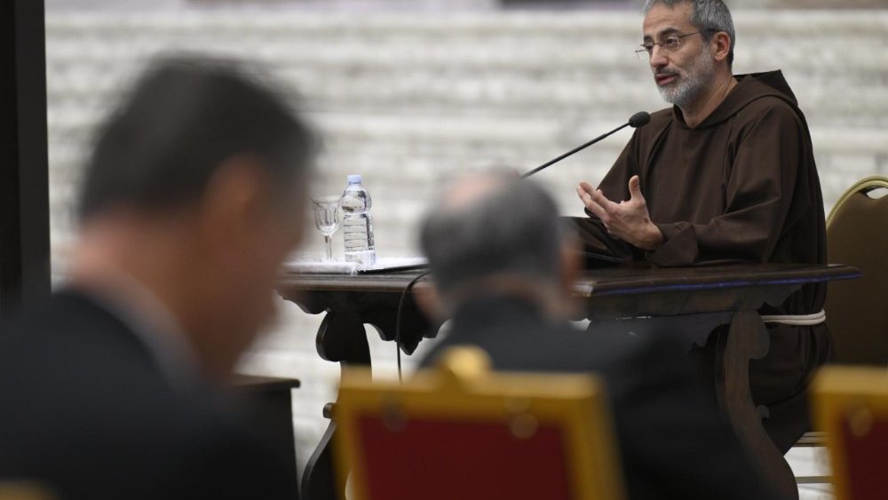 S prvo meditacijo p. Pasolinija so se v dvorani Pavla VI. začele duhovne vaje za papeža Frančiška, ki je duhovno povezan in Rimsko kurijo.