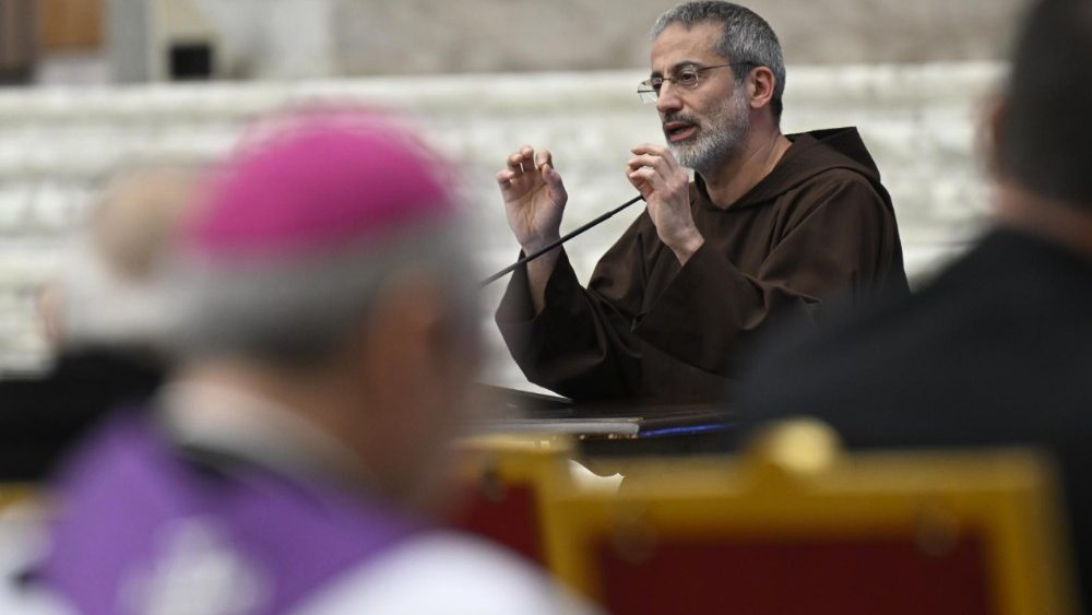 S prvo meditacijo p. Pasolinija so se v dvorani Pavla VI. začele duhovne vaje za papeža Frančiška, ki je duhovno povezan in Rimsko kurijo.