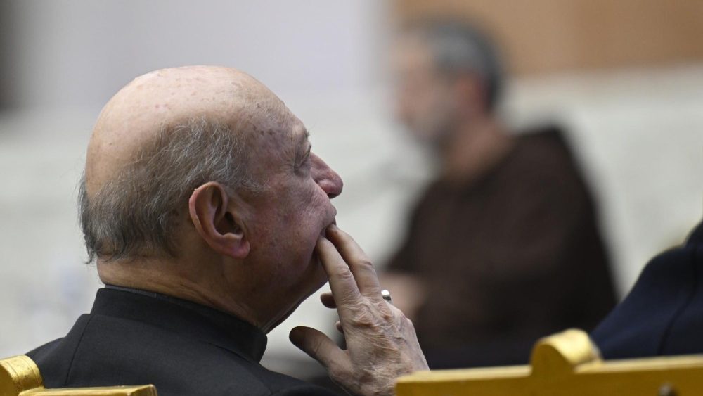 S prvo meditacijo p. Pasolinija so se v dvorani Pavla VI. začele duhovne vaje za papeža Frančiška, ki je duhovno povezan in Rimsko kurijo.