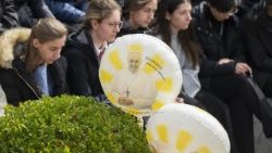 Wierni modlą się w intencji Franciszka pod figurą św. Jana Pawła II przy Klinice Gemelli