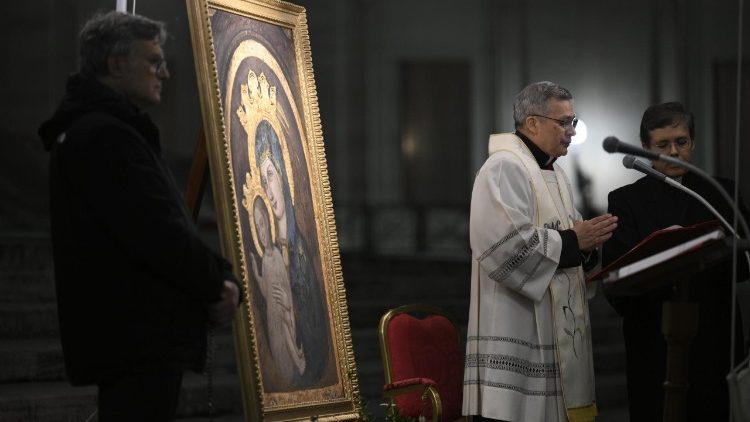 Monsignor Ruiz introduce il Rosario per il Papa