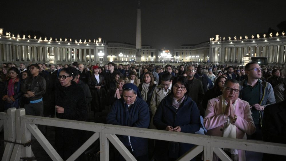 A Cúria Romana e os fiéis se reúnem na Praça São Pedro para rezar o terço pela saúde do Papa