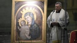 വത്തിക്കാൻറെ സമ്പർക്കമാദ്ധ്യമവിഭാഗത്തിൻറെ കാര്യദർശി മോൺസിഞ്ഞോർ ലൂസിയൊ അഡ്രിയാൻ റുയീസ്,  വത്തിക്കാനിൽ, ഫ്രാൻസീസ് പാപ്പായ്ക്കു വേണ്ടി കൊന്തനസമസ്കാരം നയിക്കുന്നു, 14/03/25