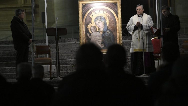 Monsignor Ruiz introduce il Rosario per il Papa