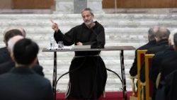 Preotul Roberto Pasolini, predicatorul Casei Pontificale. 