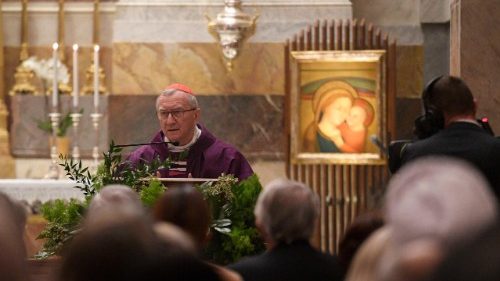 Kardinál Parolin: Kéž se papež uzdraví a brzy se mezi nás vrátí