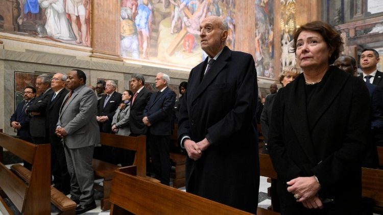 Литургия с посланниците към Светия престол