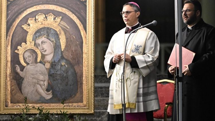 Арцыбіскуп Эміліа Напа падчас Ружанца аб здароўі Папы