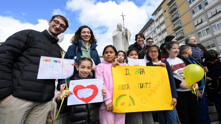 «Le Pape aide tout le monde», «l'école catholique t'encourage», pouvait-on lire sur les pancartes brandies au Gemelli.