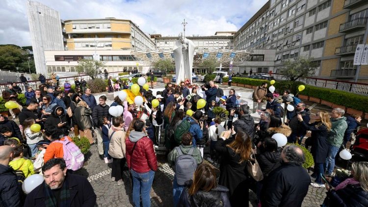 Deti pred nemocnicou Gemelli