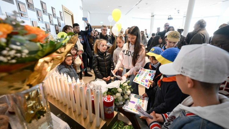 Po modlitwie na Anioł Pański dzieci zaniosły rysunki do kaplicy w Klinice Gemelli