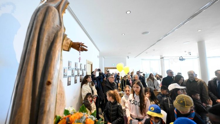 Rugăciunea unor copii în fața imaginii Maicii Domnului, de la intrarea la Spitalul "A. Gemelli", din Roma, duminică, 16 martie 2025