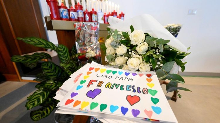 Un bouquet de fleurs et des dessins pour le Pape François.