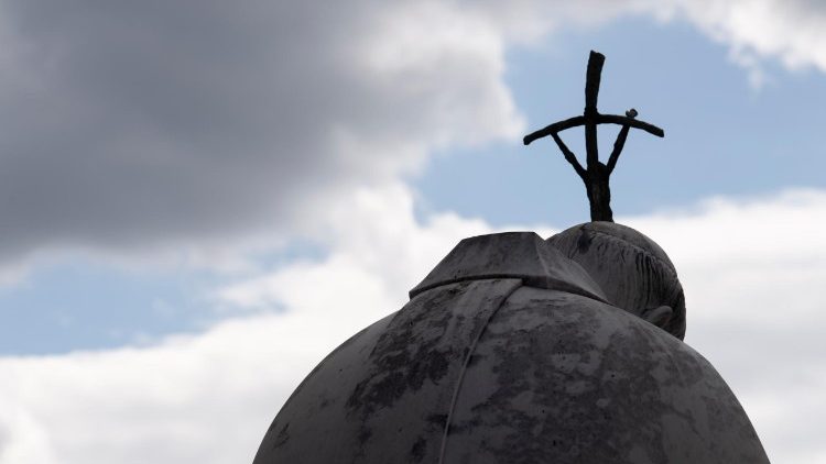 Статуя Яна Паўла II на плошчы перад клінікай "Джэмэлі"