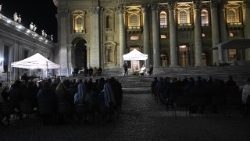 Prière du chapelet depuis la place Saint-Pierre. 
