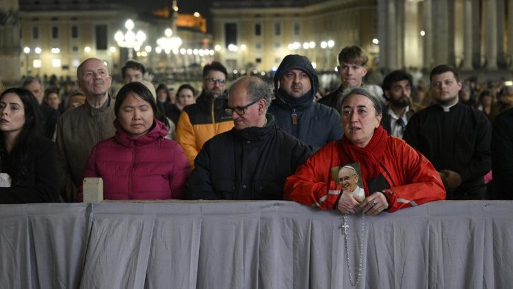 Fedeli al Rosario in Piazza San Pietro