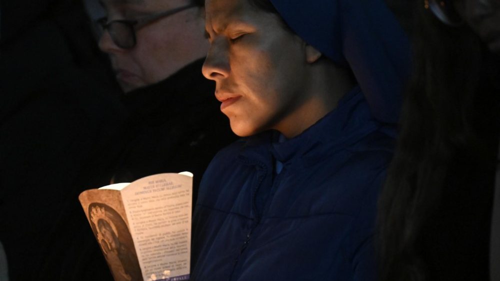 Ружанцовая малітва за Папу на Плошчы Святога Пятра