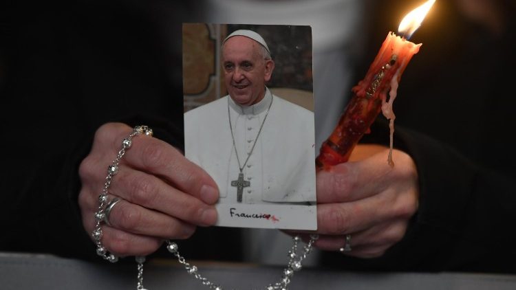 Un moment de la récitation du chapelet pour le Pape 