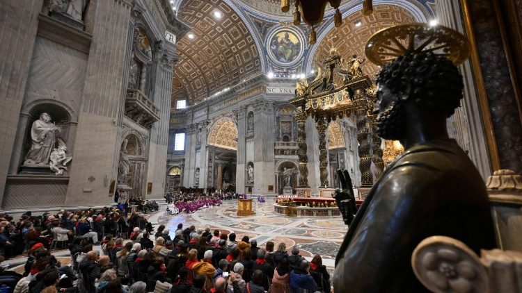 I partecipanti al pellegrinaggio in preghiera nella basilica Vaticana 