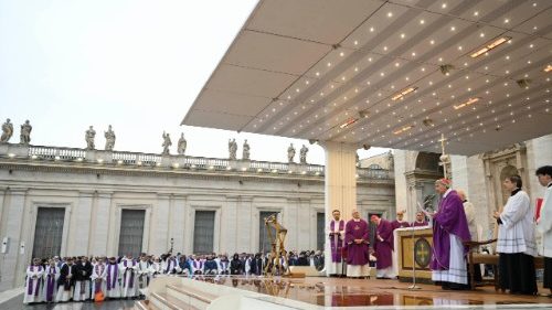 Francesco: attraversare la Porta Santa per ripartire uniti nella carità