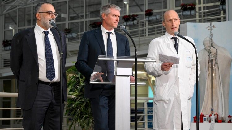 教皇フランシスコの担当医らによる記者会見　2025年3月22日　ローマ、ジェメッリ総合病院 