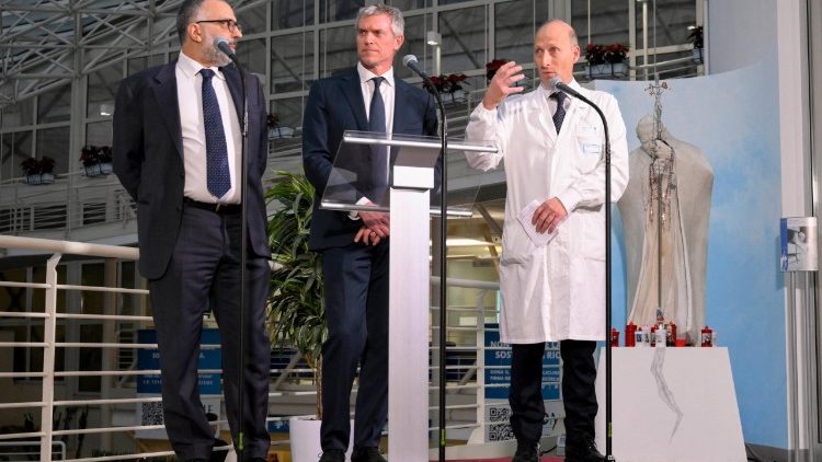 Conferință de presă la ”A. Gemelli”: medicii Sergio Alfieri și Luigi Carbone, alături de jurnalistul Matteo Bruni