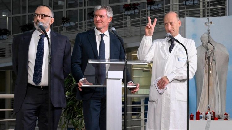 Падчас прэс-канферэнцыі ў клініцы "Джэмэлі"