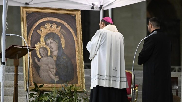 Oração pelo Papa Francisco na Praça São Pedro