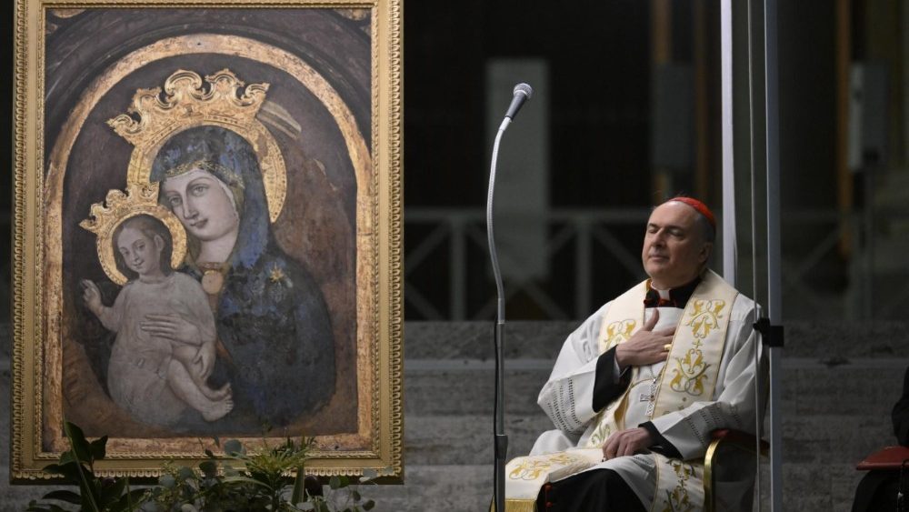 Cúria Romana e fiéis reunidos em oração na Praça São Pedro
