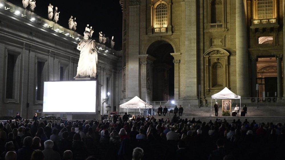 Cúria Romana e fiéis reunidos em oração na Praça São Pedro