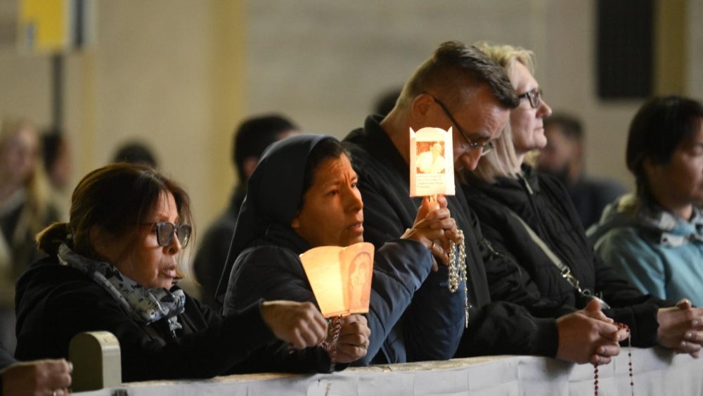 Cúria Romana e fiéis reunidos em oração na Praça São Pedro