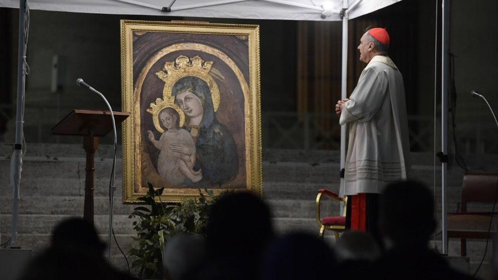 Cúria Romana e fiéis reunidos em oração na Praça São Pedro