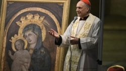 2025.03.23रोज़री प्रार्थना की अगुवाई  करते हुए कार्डिनल माउरो गाम्बेत्ती 