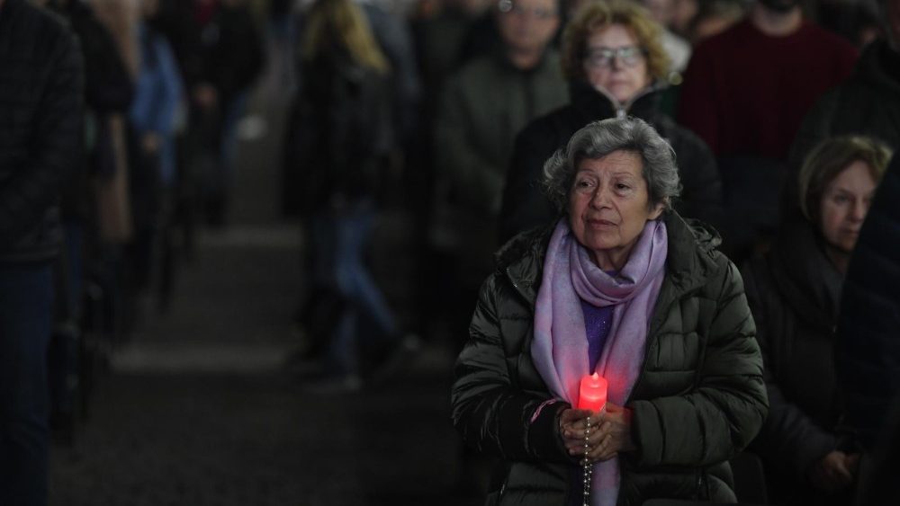 Cúria Romana e fiéis reunidos em oração na Praça São Pedro