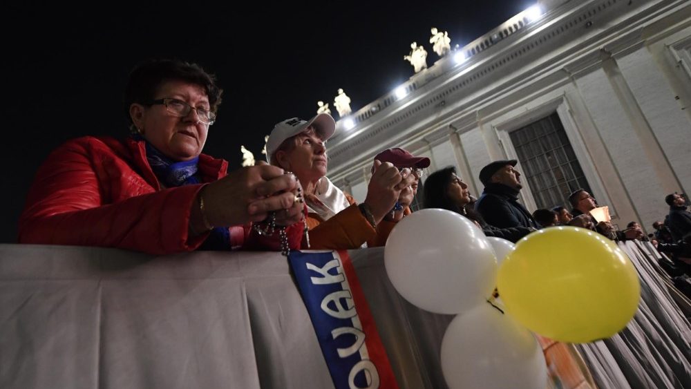 Cúria Romana e fiéis reunidos em oração na Praça São Pedro