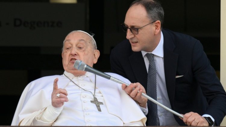 Popiežius Pranciškus sekmadienio vidudienį A. Gemelli ligoninės balkone 2025 m. kovo 23 d.