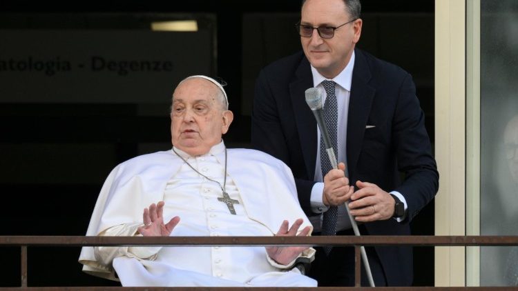 Papież w niedzielę pozdrowił wiernych z okna Kliniki Gemelli, po czym wrócił do Watykanu po 38-dniowej hospitalizacji