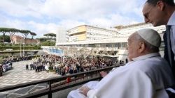 Il saluto e la benedizione di Papa Francesco dal Policlinico Gemelli