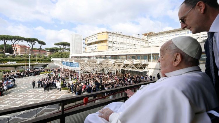  Salut et bénédiction du Pape  dimanche 23 mars  depuis la polyclinique Gemelli de Rome. 